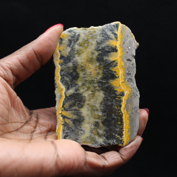 Kleines, geschnittenes Exemplar einer Jaspis-Hummel