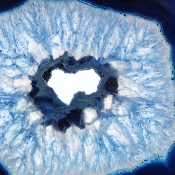 Brasilianischer blauer Achat in dünnen, dekorativen Scheiben