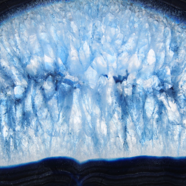 Längliche Scheibe aus blauem Achat brasilianischer Herkunft