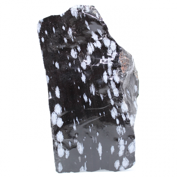 Großer schneebedeckter Obsidianblock