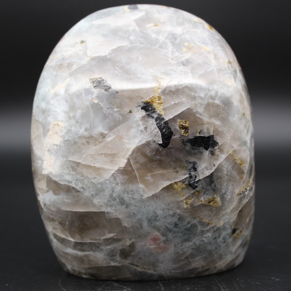 Stein mit natürlichem Turmalineinschluss