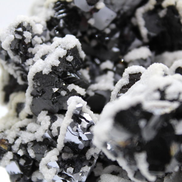 Natürliche Kristalle aus Sphalerit, Bleiglanz und Calcit