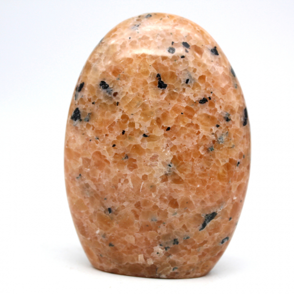 Polierter stein aus orangefarbenem calcit
