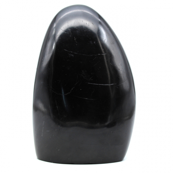 Polierter Stein mit schwarzem Turmalin
