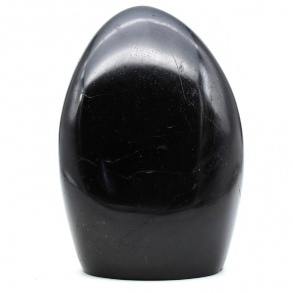 Polierter Stein mit schwarzem Turmalin