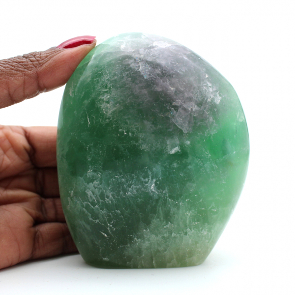 Polierter stein mit grünem fluorit