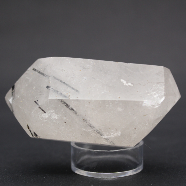 Bitterminierter kristall mit einschluss von turmalinkristallen