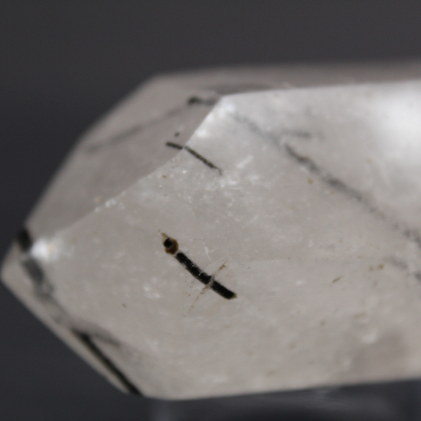 Bitterminierter kristall mit einschluss von turmalinkristallen