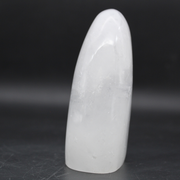 Polierter bergkristall aus madagaskar