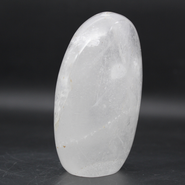 Polierter bergkristallstein aus madagaskar