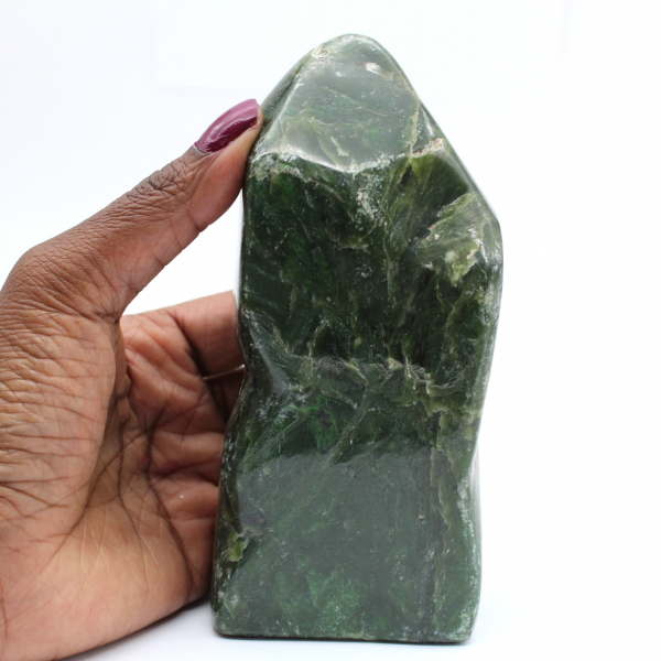 Nephrit-jade in freier form