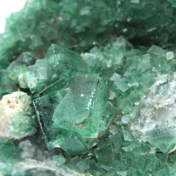 Kubische kristallisation von fluorit aus madagaskar
