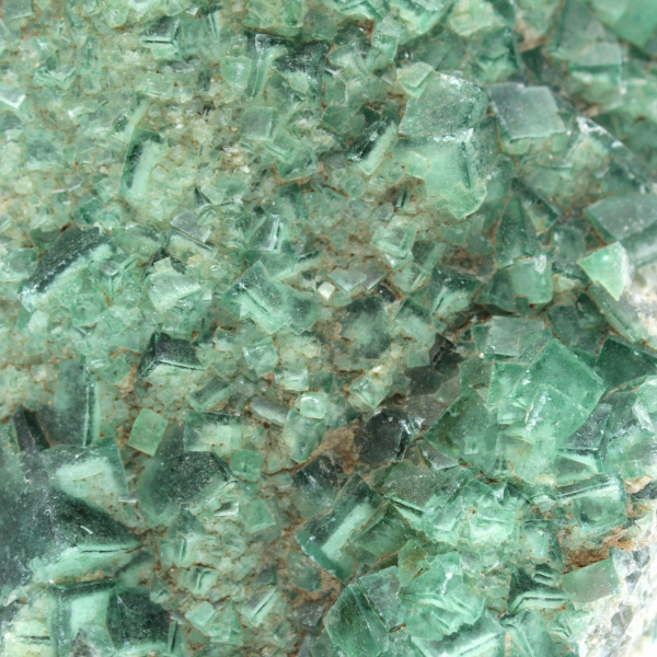 Kubische kristallisation von fluorit aus madagaskar