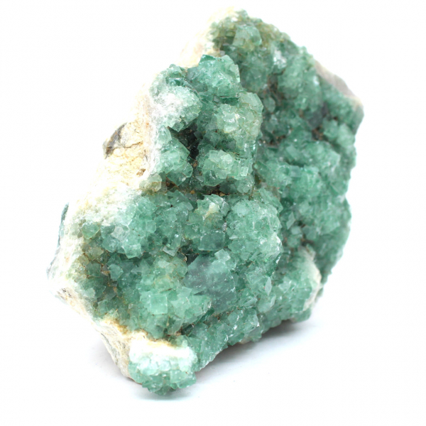 Rohe grüne fluoritkristalle auf gangart