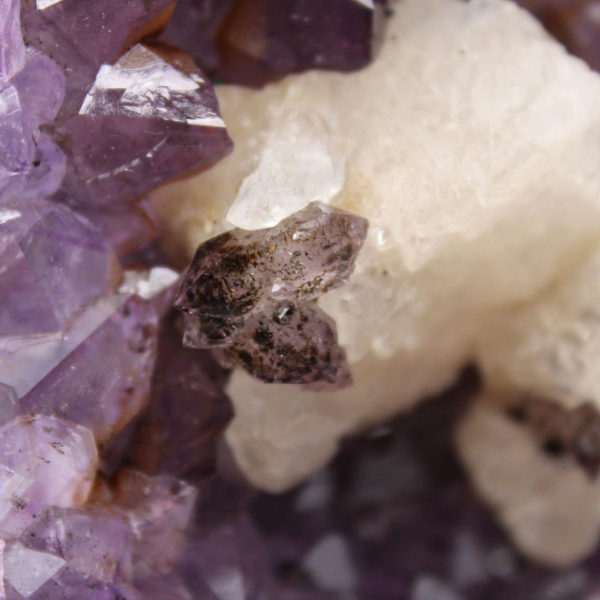 Calcitkristalle auf Amethyst