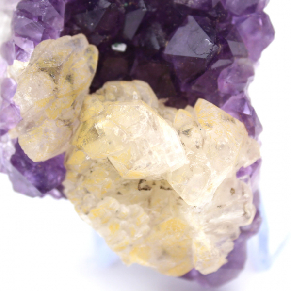 Calcitkristalle auf Amethyst