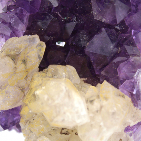 Calcitkristalle auf Amethyst