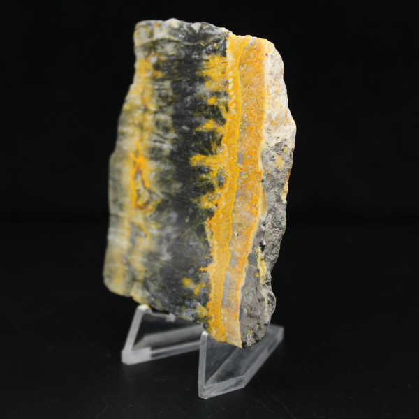 Kleine, polierte Plakette aus Hummeljaspis