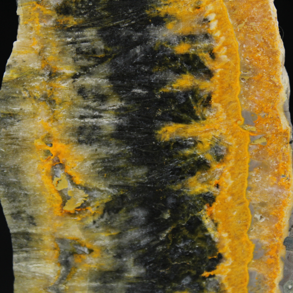 Kleine, polierte Plakette aus Hummeljaspis