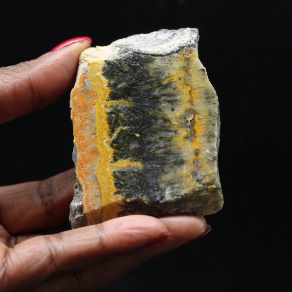 Kleine, polierte Plakette aus Hummeljaspis