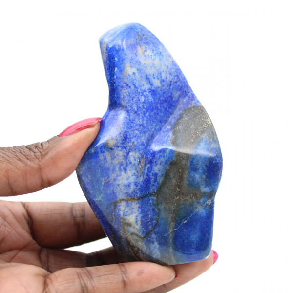 Poliertes Lapislazuli-Ornament in tiefen Farbtönen