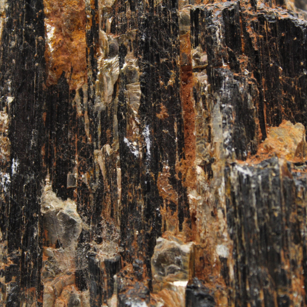 Schwarzer Turmalin aus Madagaskar – Rohkristall