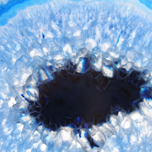 Natürlich geschnittener blauer Achat aus Brasilien