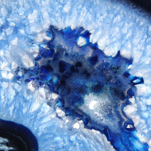 Polierte Scheibe blauer Achat für eine mineralogische Vitrine