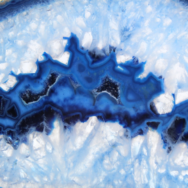 Blauer Achat in länglichen Scheiben zur Dekoration