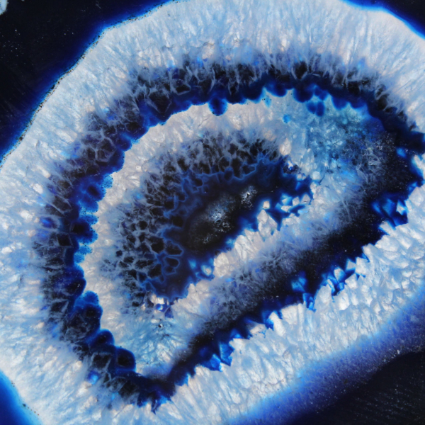 Brasilianische blaue Achatscheibe für eine Edelsteinsammlung