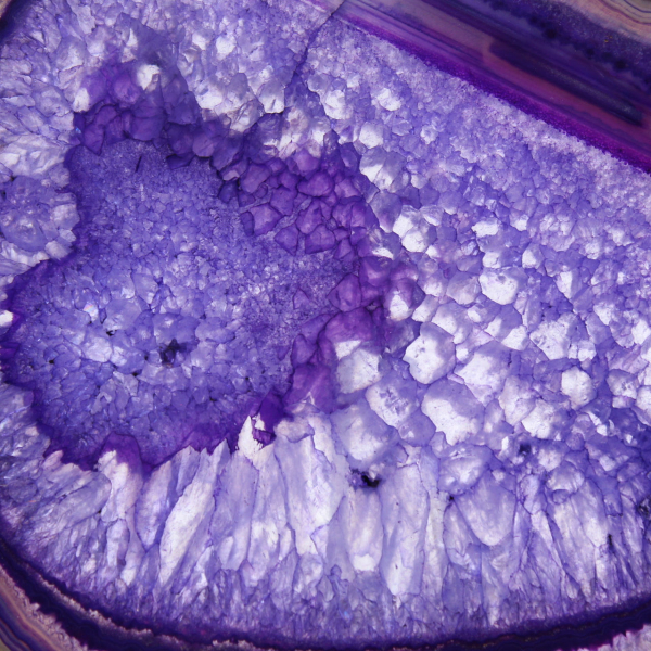 Brasilianische violette Achatplakette: Dekoratives Objekt