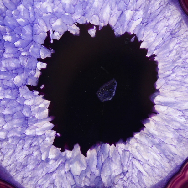 Brasilianischer Achat: Scheibe des Minerals, lila gefärbt