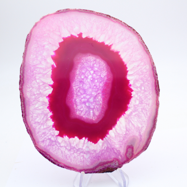 Ausschnitt aus poliertem, rosa gefärbtem Achat