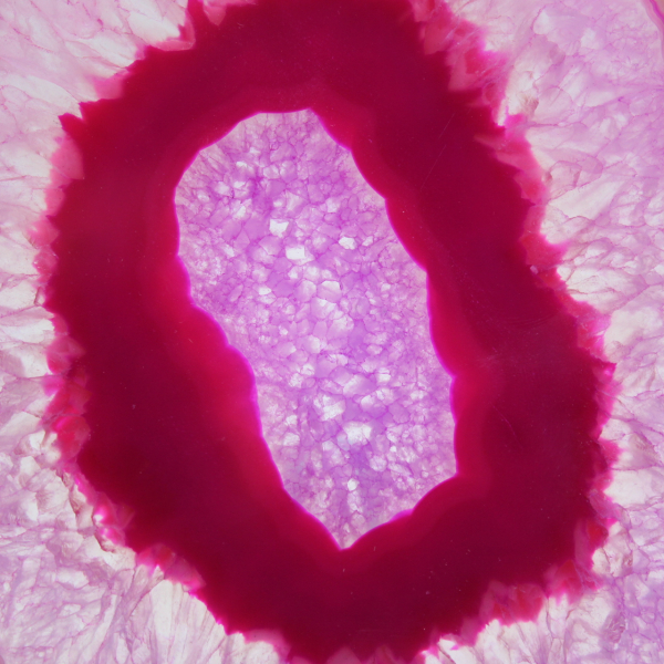 Ausschnitt aus poliertem, rosa gefärbtem Achat