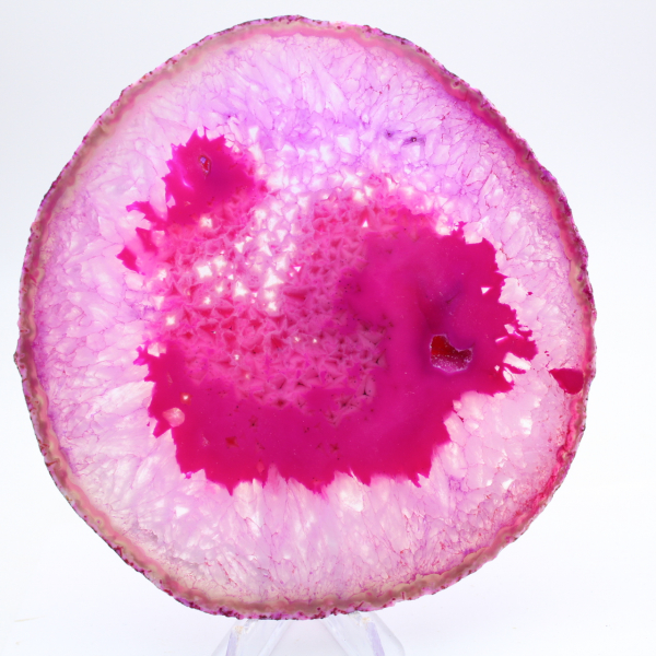 Natürlich rosa getönter, geschnittener Achat