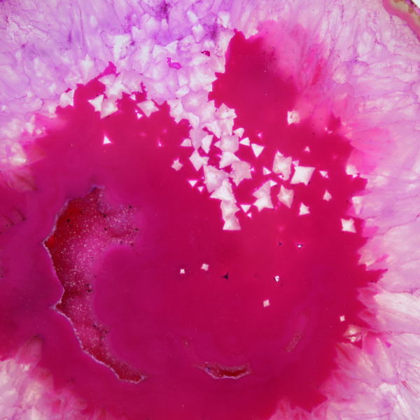 Natürlich rosa getönter, geschnittener Achat