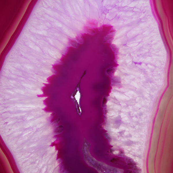 Rosa getönte, polierte Achatscheibe