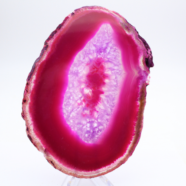 Polierte Scheibe aus gefärbtem rosa Achat