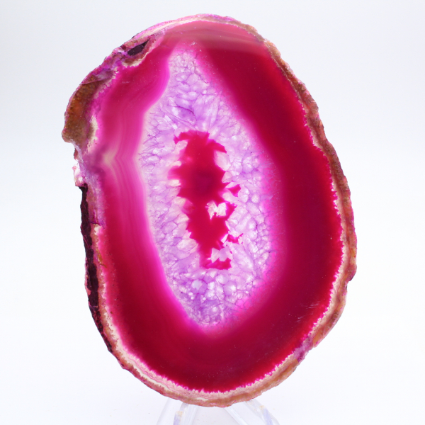 Polierte Scheibe aus gefärbtem rosa Achat