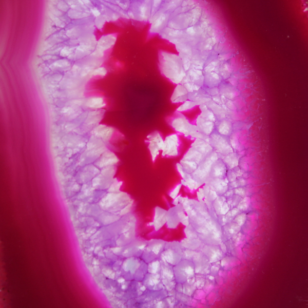 Polierte Scheibe aus gefärbtem rosa Achat