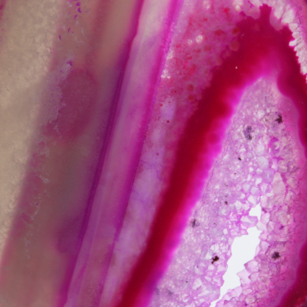 Polierter, rosafarbener, geschnittener Achat