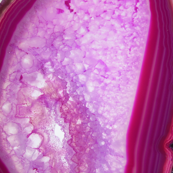 Dekorative Scheibe aus gefärbtem rosa Achat