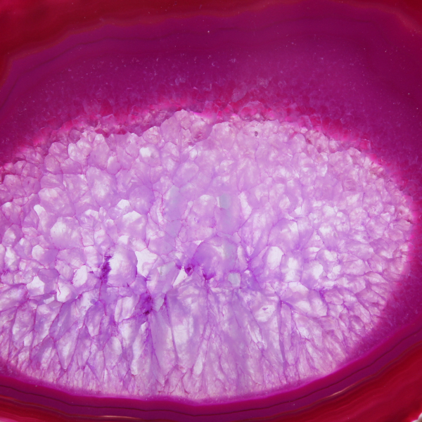 Dekorative Scheibe aus gefärbtem rosa Achat