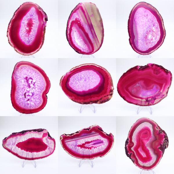 Polierte Scheibe aus gefärbtem rosa Achat