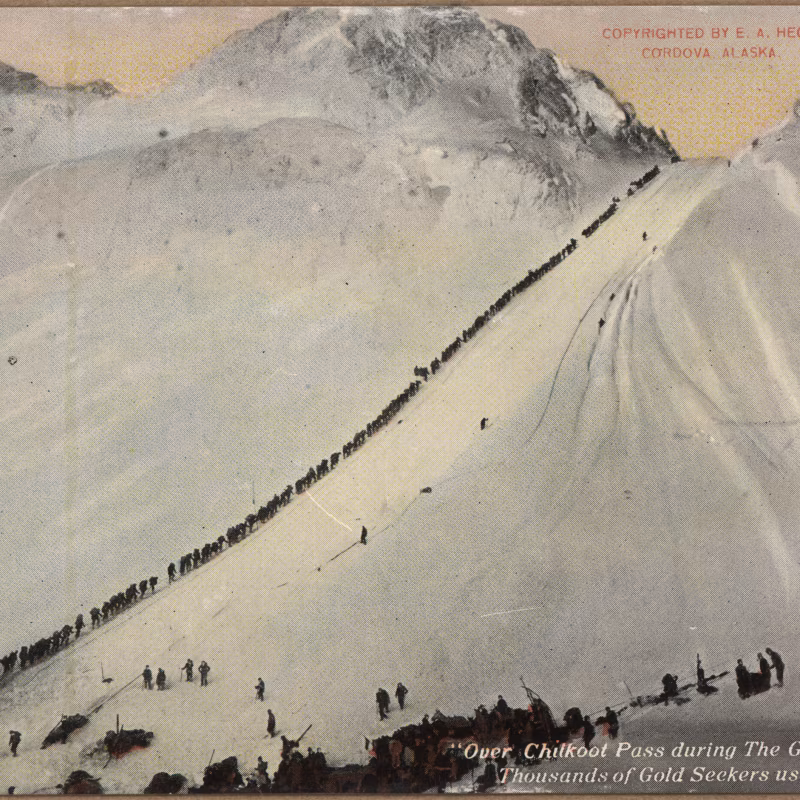 Die Geschichte des Goldrauschs in den Vereinigten Staaten Over Chilkoot Pass during the Gold Rush in Alaska