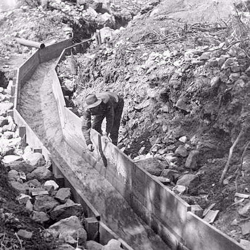 Die Geschichte des Goldrauschs in den Vereinigten Staaten Wooden gold sluice in California between 1890 and 1915