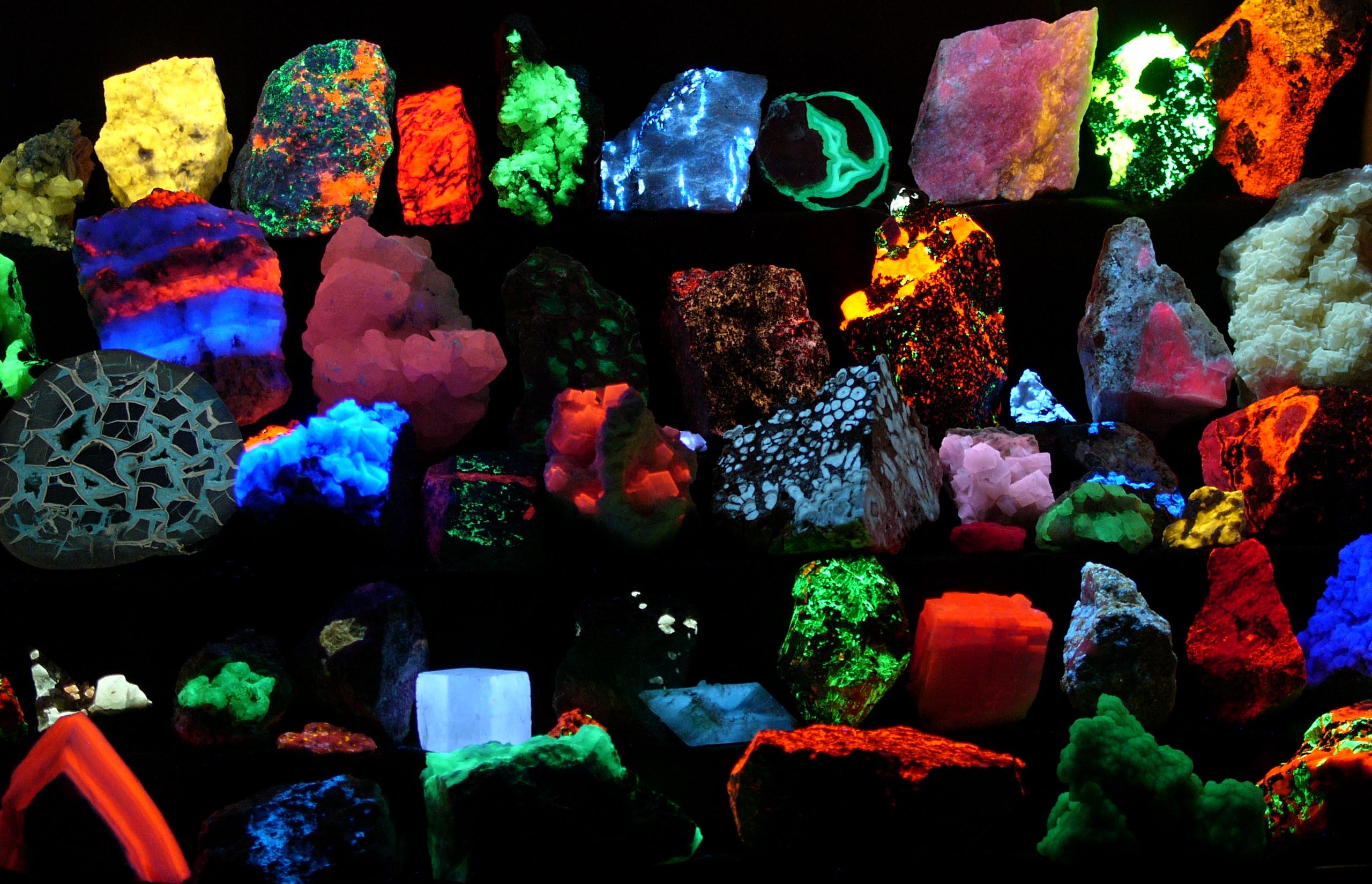 Fluoreszierende Mineralien: Wenn Steine im Dunkeln leuchten