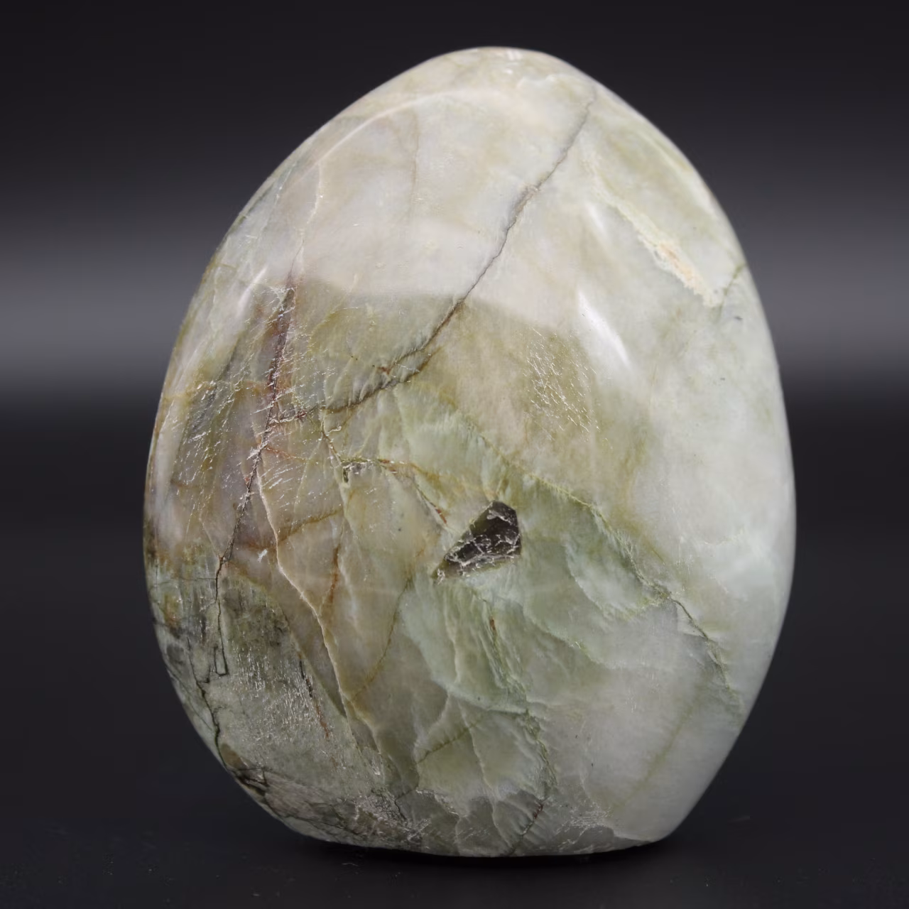 Polierter Garnieritstein