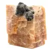 Schwarze Glimmerkristalle auf orangefarbenem Calcitblock - 0
