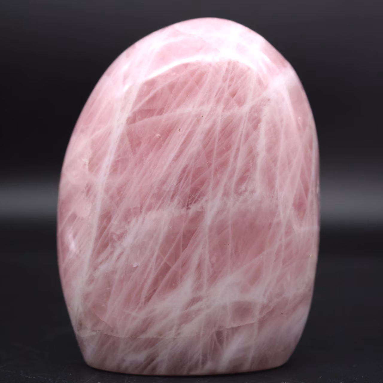 Polierter Rosenquarzblock